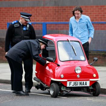 маленький автомобиль и полицейский